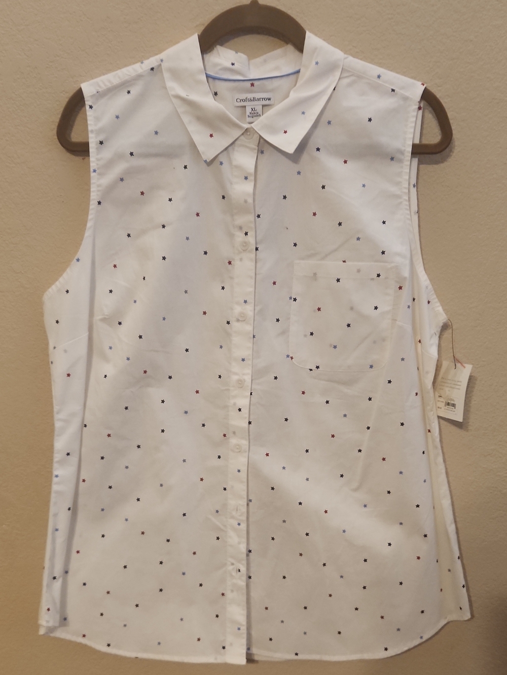 Croft & Barrow White Sleeveless Button-Down Top with Red & Blue Star Print